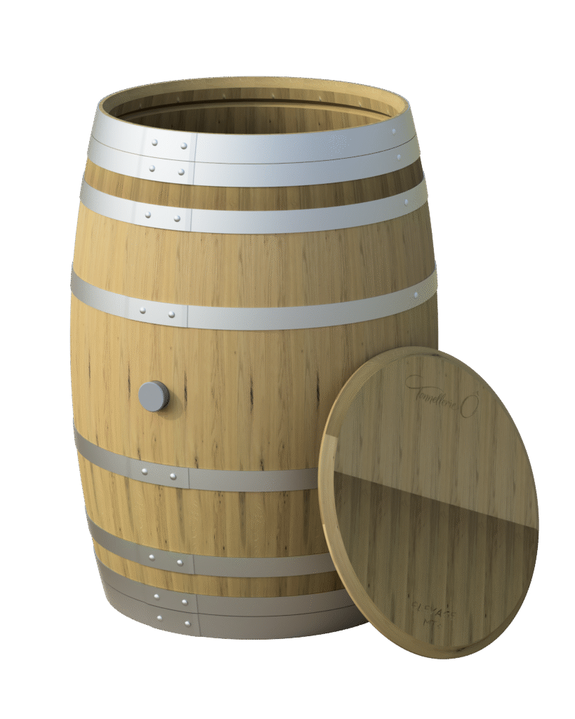 Stehendes Weinfass aus Eichenholz mit Eisenringen. Der Deckel ist seitlich angelehnt.