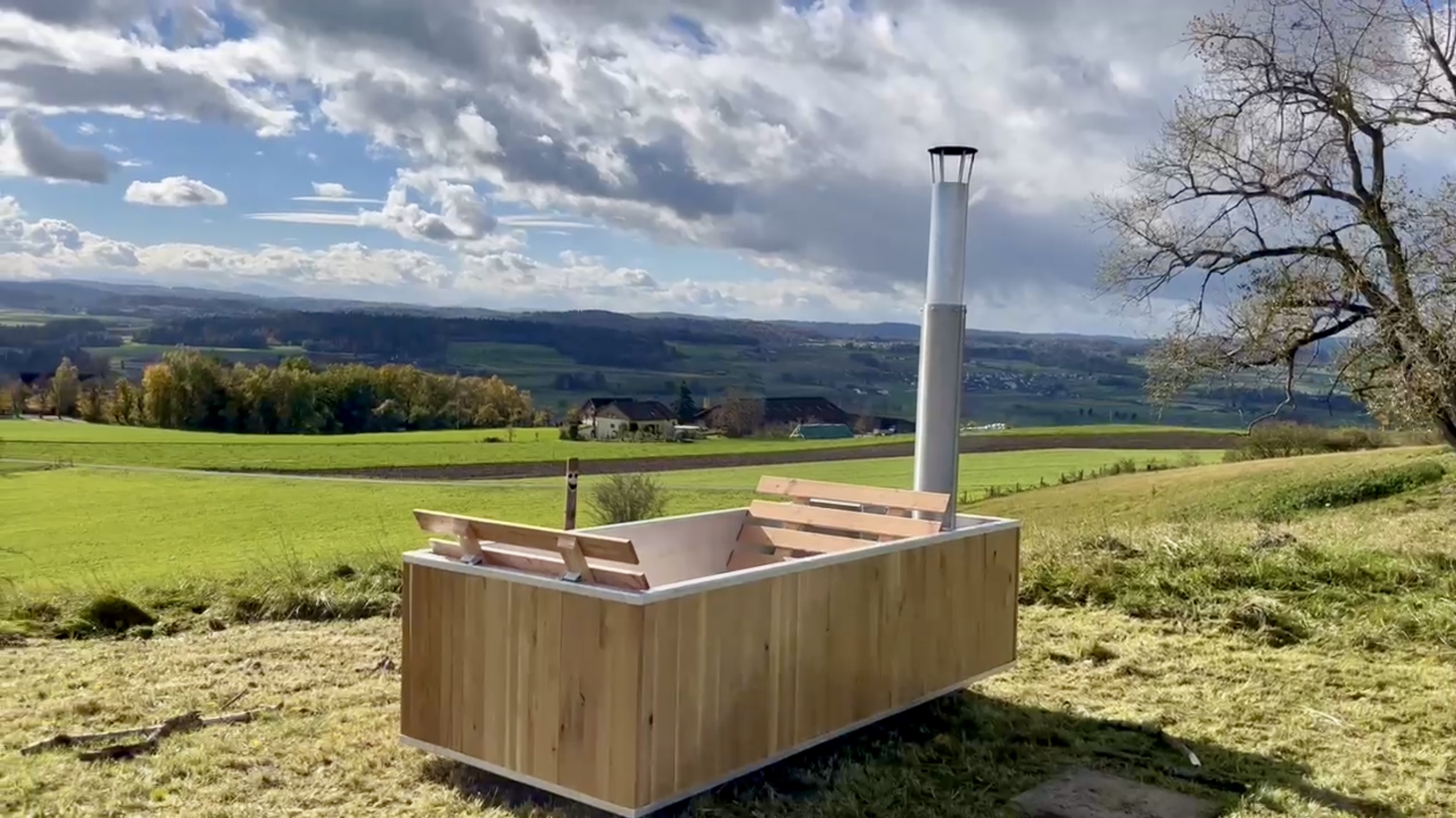 Hottub auf grünem hügel