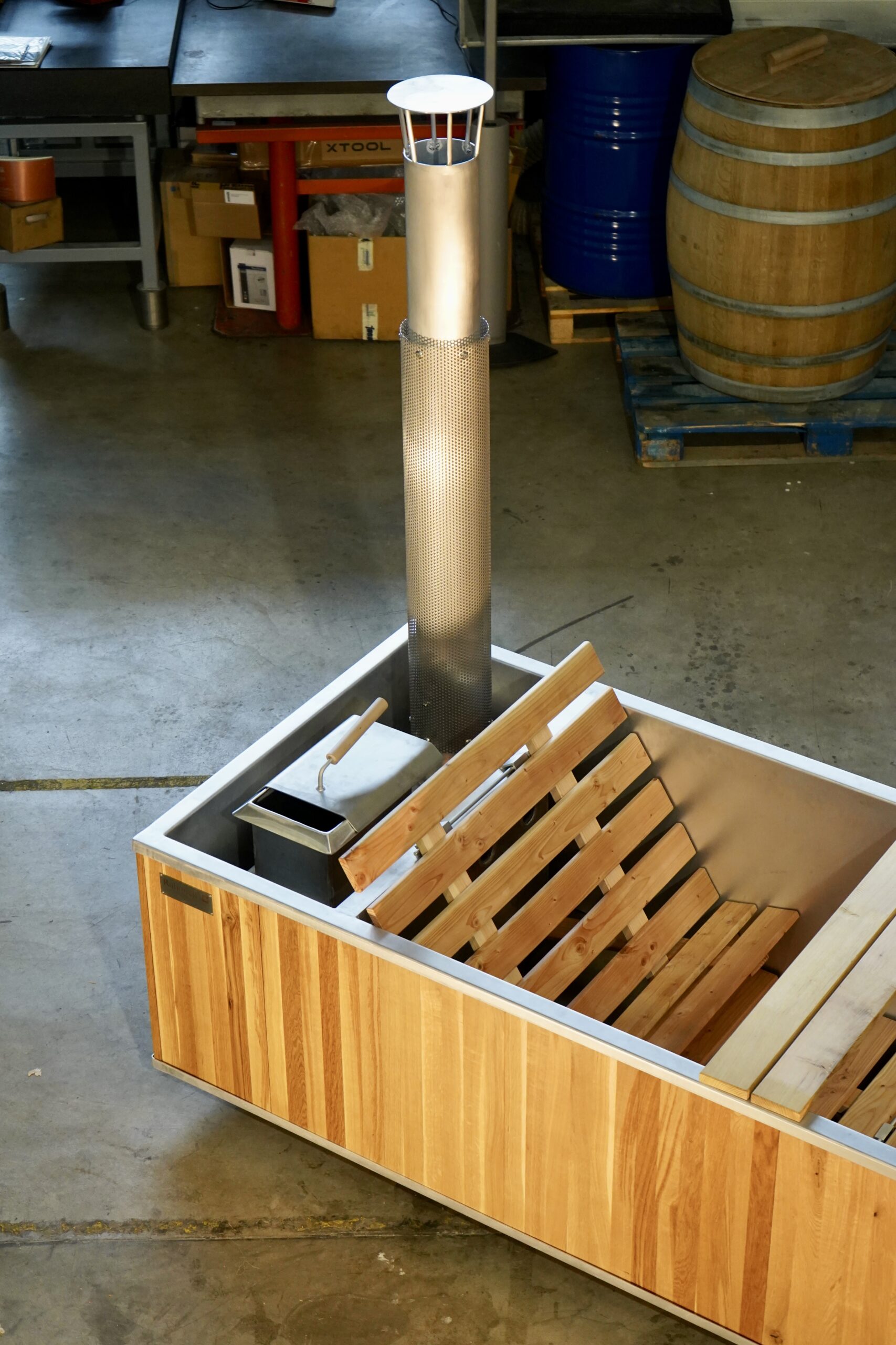 Handgefertigter Hot Tub in der Ruhquell Manufaktur – Schweizer Handwerkskunst